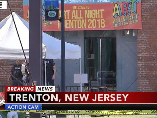 Lực lượng chức năng có mặt tại hiện trường. Ảnh: 6ABC