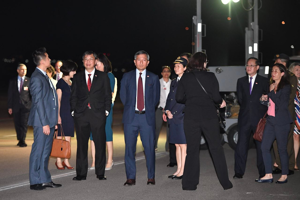 Bộ trưởng Ngoại giao Singapore Vivian Balakrishnan có mặt tại căn cứ Paya Lebar để đón Tổng thống Mỹ Donald Trump và phái đoàn Mỹ. Ảnh: ST.