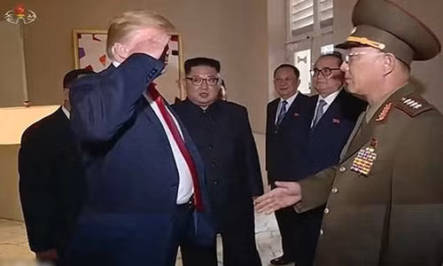 Tổng thống Mỹ Donald Trump bất ngờ chào kiểu nhà binh một viên tướng Triều Tiên tại Hội nghị Thượng đỉnh Mỹ-Triều. Ảnh: KCNA