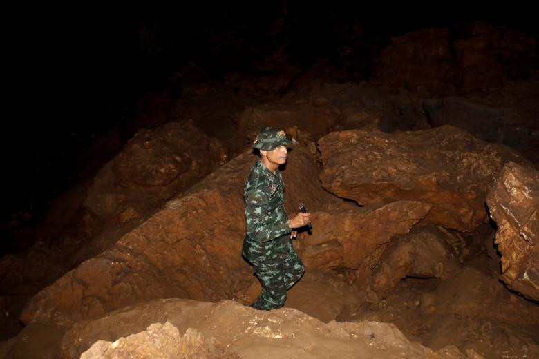Một binh sĩ Thái Lan tìm kiếm bên trong hang Tham Luang.