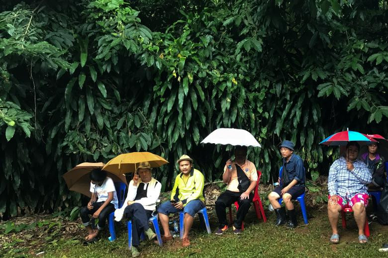 Những người thân ngồi chờ bên ngoài hang động Tham Luang.