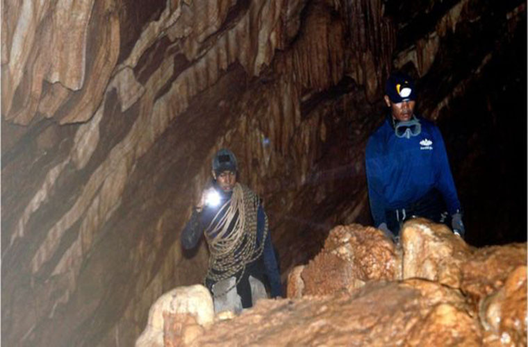 Theo BBC, công tác tìm kiếm cứu hộ trong hang gặp khó khăn do tầm nhìn kém. Ảnh: BBC.