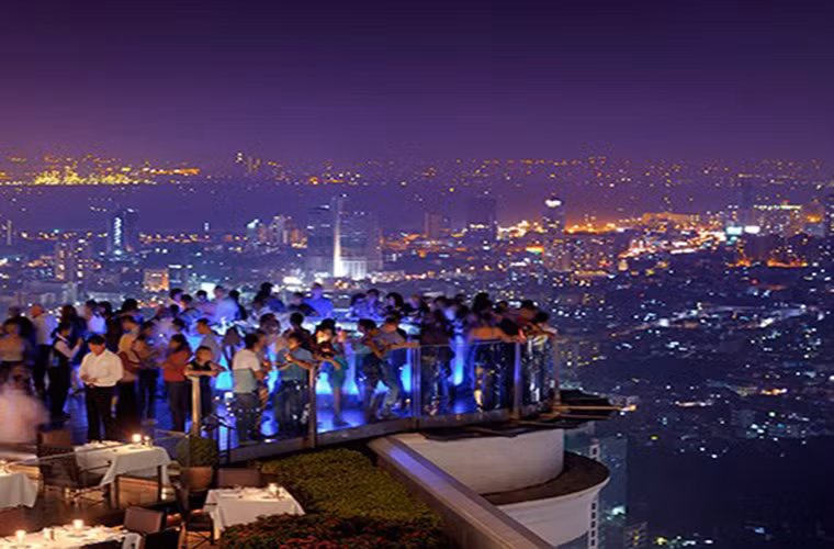 Singapore là quốc gia có quán bar trên tầng thượng cao nhất thế giới. Đó chính là 1-Altitude nằm ở tầng thượng của tòa nhà One Raffles Place, cách mặt đất 282 mét. Ảnh: mustsharenews.com