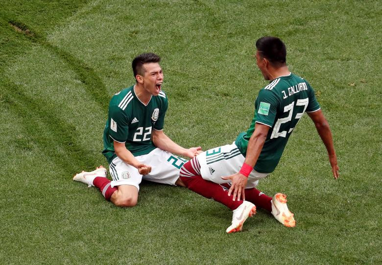 Khoảnh khắc ăn mừng bàn thắng đầu tiên của cầu thủ Hirving Lozano và Jesus Gallardo đội tuyển Mexico trong trận đấu với tuyển Đức.