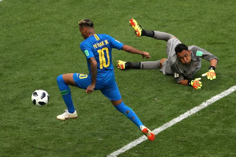 Cầu thủ Neymar của Brazil ghi bàn trong trận đấu với đội tuyển Costa Rica.