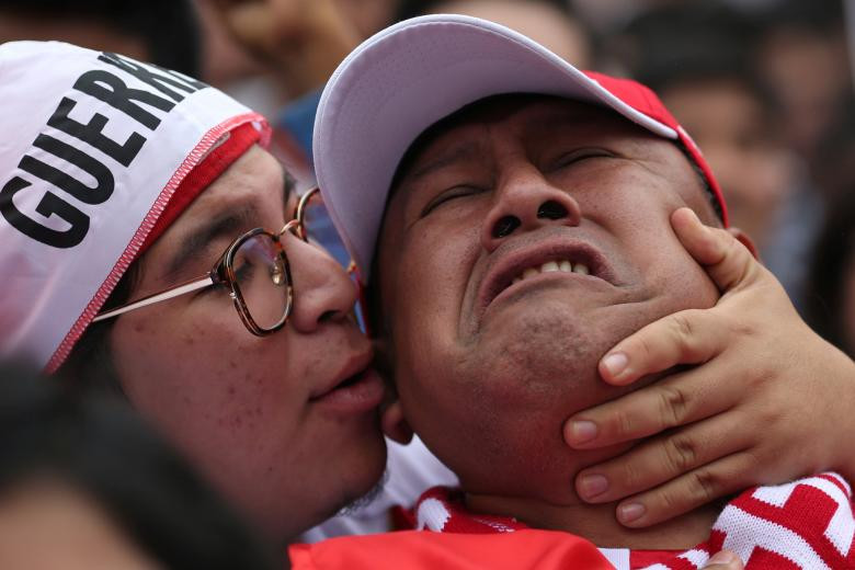 Biểu cảm của cổ động viên Peru tại Lima khi theo dõi các tuyển thủ của họ trong trận đấu với Đan Mạch.