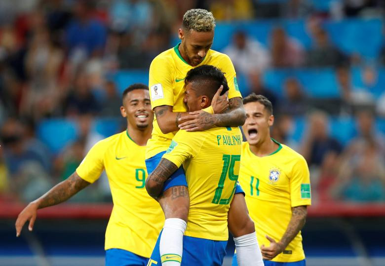 Cầu thủ Paulinho của Brazil ăn mừng với Neymar sau khi ghi bàn thắng đầu tiên trong trận đấu với Serbia.