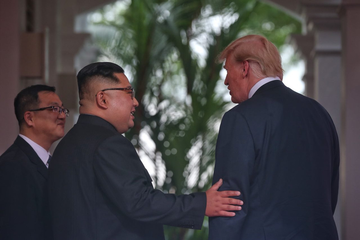 Nhà lãnh đạo Triều Tiên Kim Jong-un trao đổi với Tổng thống Trump trước cuộc hội đàm lịch sử. Ảnh: ST.