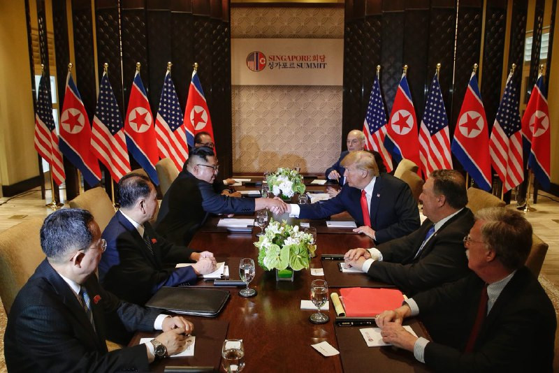 Khoảnh khắc Tổng thống Trump bắt tay ông Kim Jong-un tại cuộc hội đàm song phương mở rộng ở khách sạn Capella. Ảnh: ST.