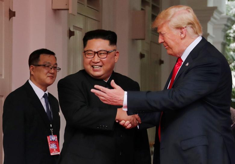 Ống kính phóng viên đã ghi lại được khoảnh khắc Tổng thống Trump và nhà lãnh đạo Triều Tiên Kim Jong-un nhiều lần bắt tay nhau trong cuộc gặp Thượng đỉnh hôm nay. Ảnh: Reuters.