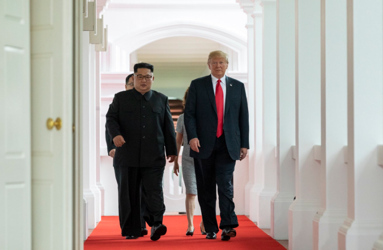 Tổng thống Trump và lãnh đạo Kim Jong-un cùng nhau bước vào phòng hội đàm. Ảnh: Twitter.