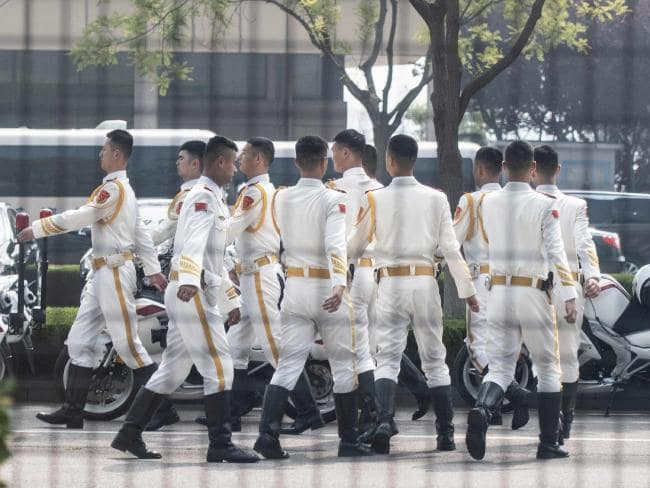 Đoàn cảnh sát lái mô tô tuần tra chờ ở cổng VIP sân bay Bắc Kinh đón nhà lãnh đạo Kim Jong-un.