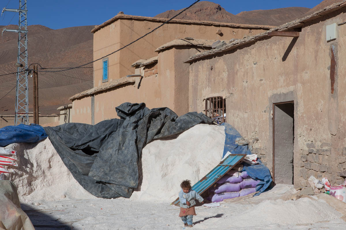 Trước khi được đem bán ngoài chợ, các tảng đá muối sẽ trải qua quá trình tinh chế trong các nhà máy.