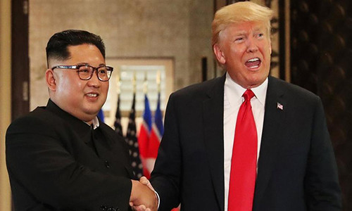 Nhà lãnh đạo Triều Tiên Kim Jong-un (trái) bắt tay Tổng thống Mỹ Donald Trump. Ảnh: Reuters.