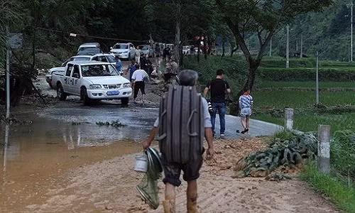 Mưa lớn gây ngập lụt và ùn tắc giao thông tại phía Nam Trung Quốc. Ảnh: AP