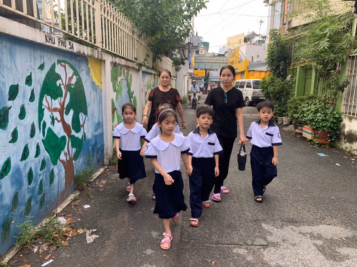 Tự tin bước vào cổng trường.