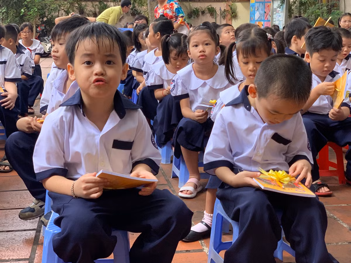 Các bé trai trong ca sinh 5...