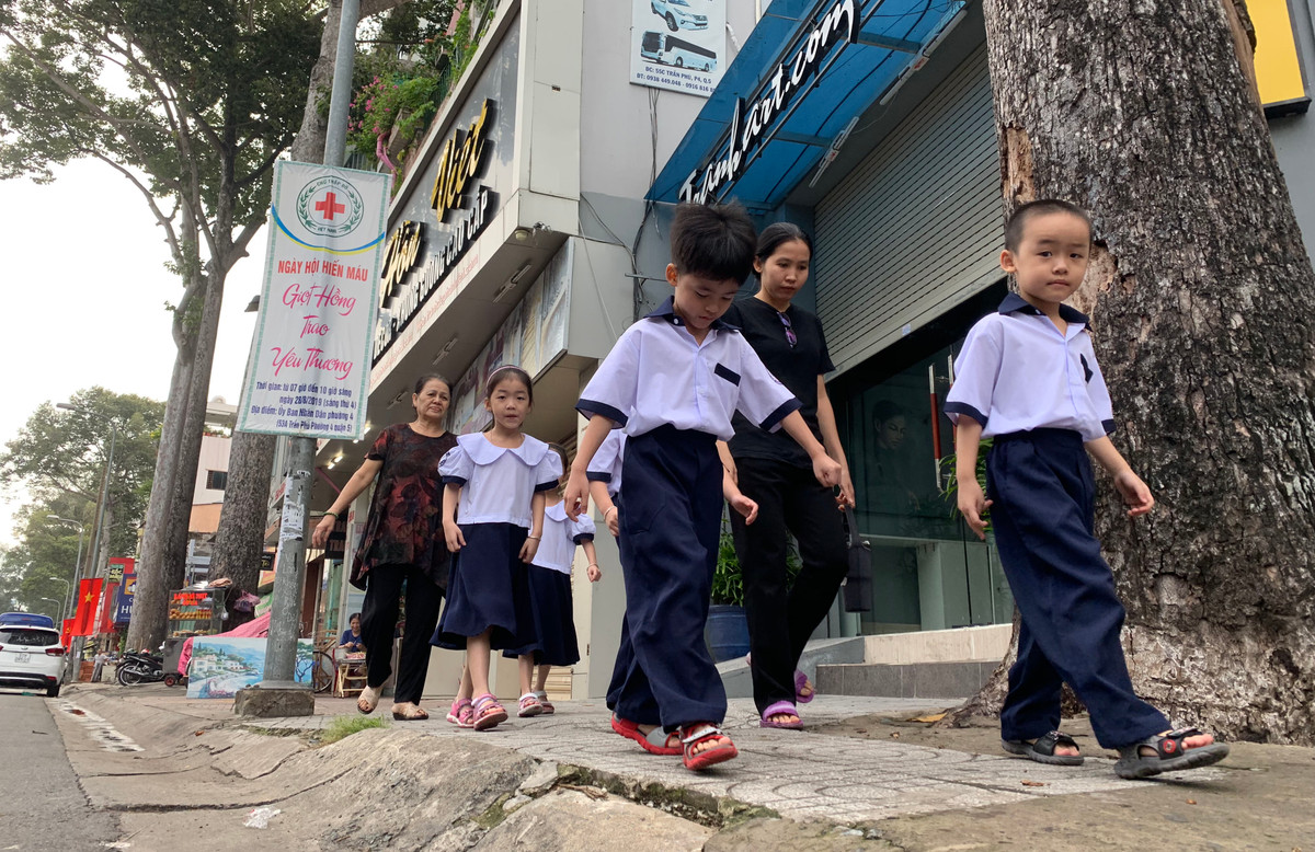 Các bé được bà nội và mẹ đưa đến trường.