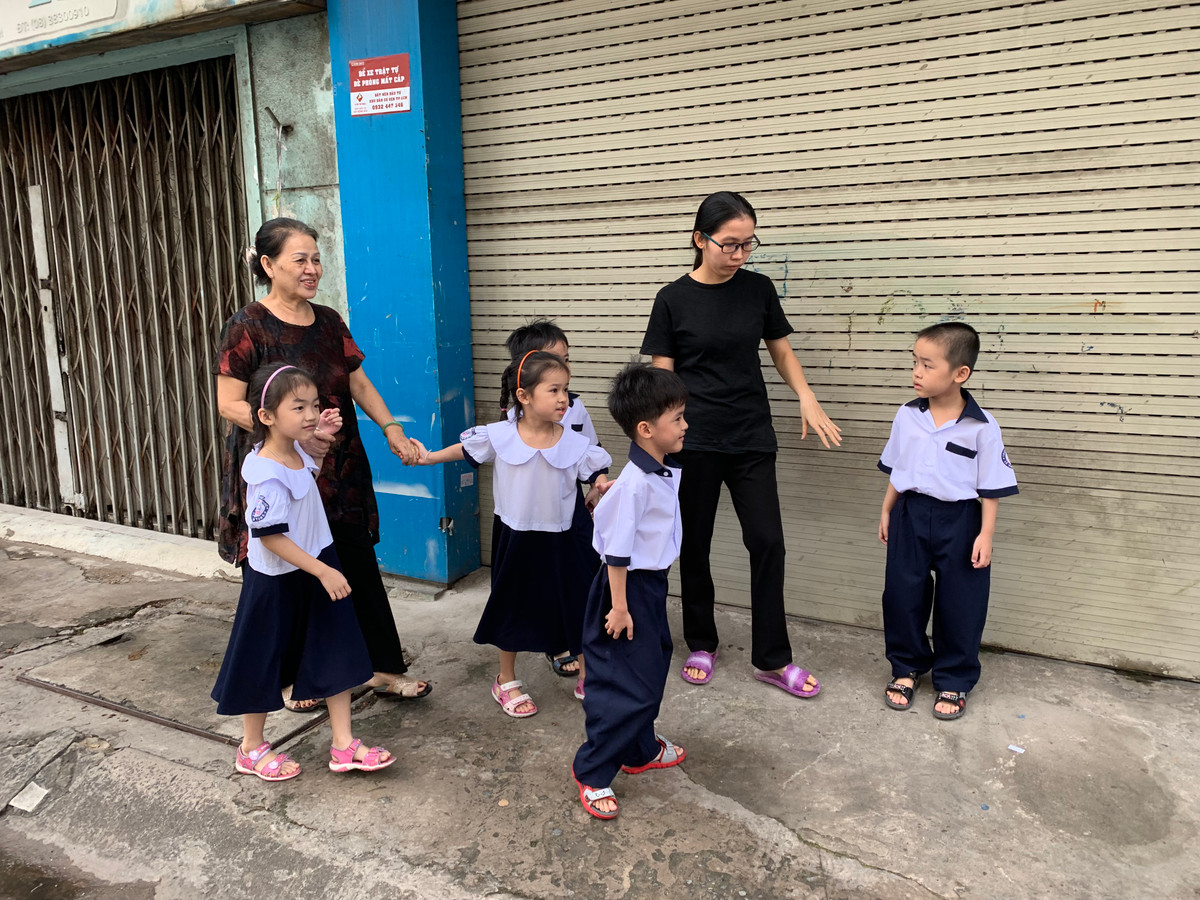 Các bé trong ca sinh 5 đầu tiên ở Việt Nam hôm nay vào lớp 1.