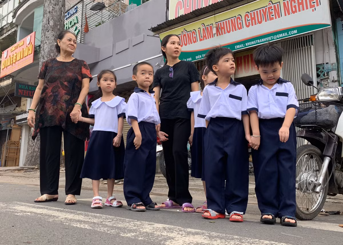 Niềm háo hức trong ngày khai giảng của các bé.