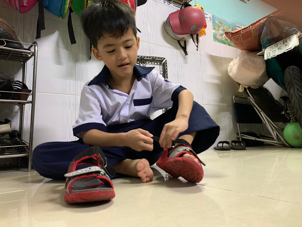 Chuẩn bị đến trường dự khai giảng.