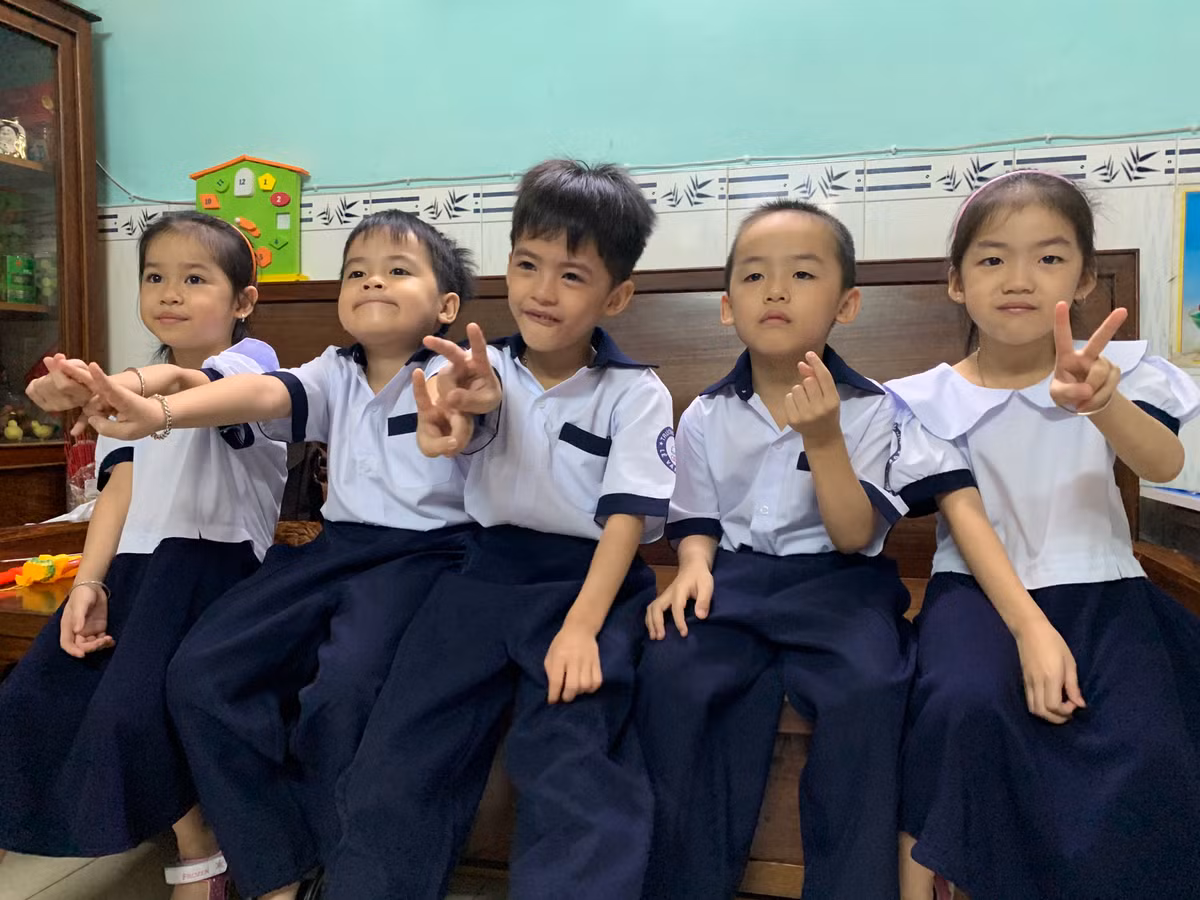 5 đứa bé ca sinh 5 đầ tiên tại Việt Nam hôm nay vào lớp 1. Thấm thoát đã 6 năm, đến nay những đứa trẻ đã tròn 6 tuổi và hôm nay 5/9. 5 anh em (3 trai, 2 gái) gồm: Nguyễn Lê Quách Thế Huynh, Nguyễn Lê Quách Thế Đệ, Nguyễn Lê Quách Thế Lộc, Nguyễn Lê Quách Phượng và Nguyễn Lê Quách Muỗi sẽ vào lớp 1, trường tiểu học Lê Văn Tám (quận 5).