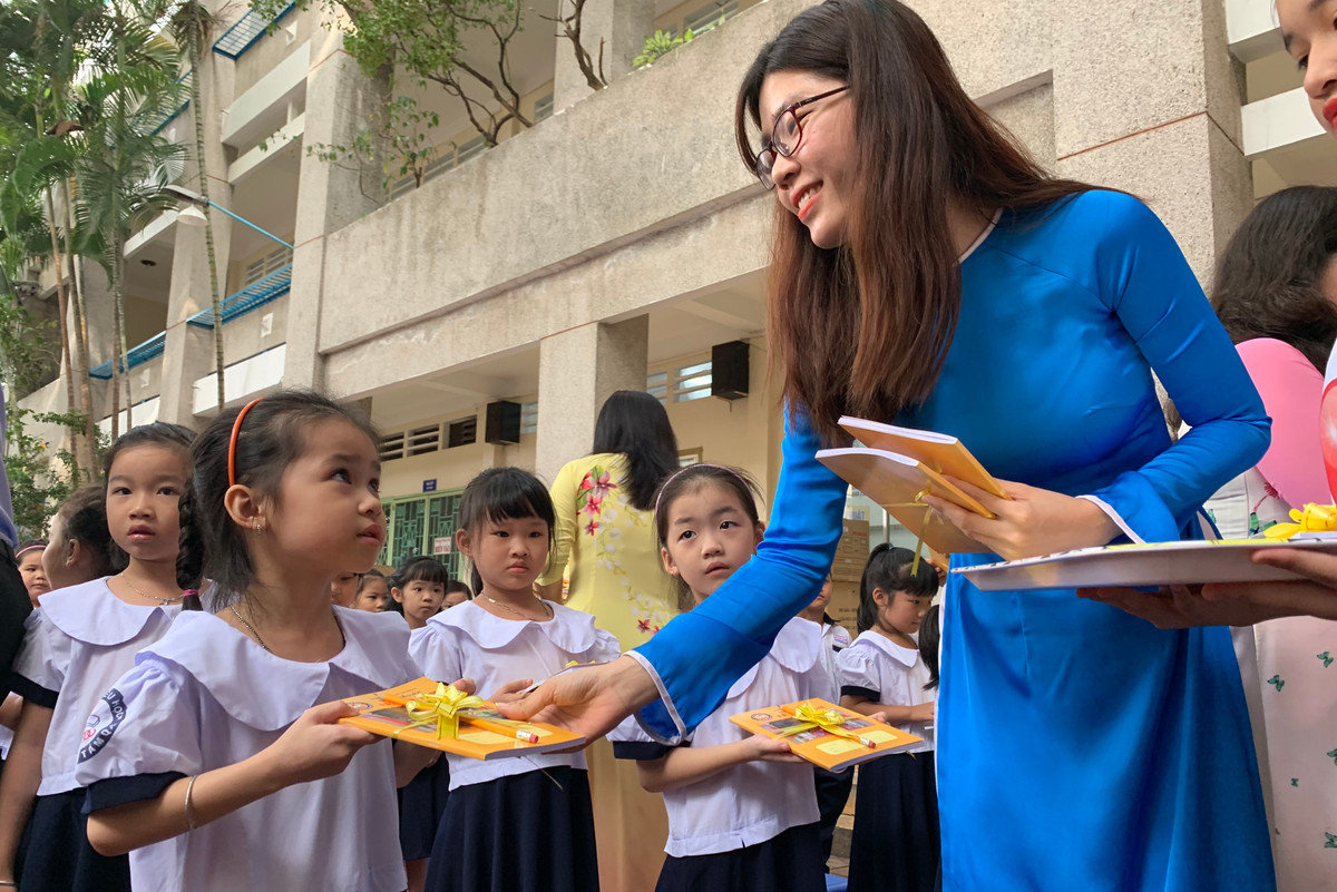 Cô giáo phát quà cho các bé lớp 1.