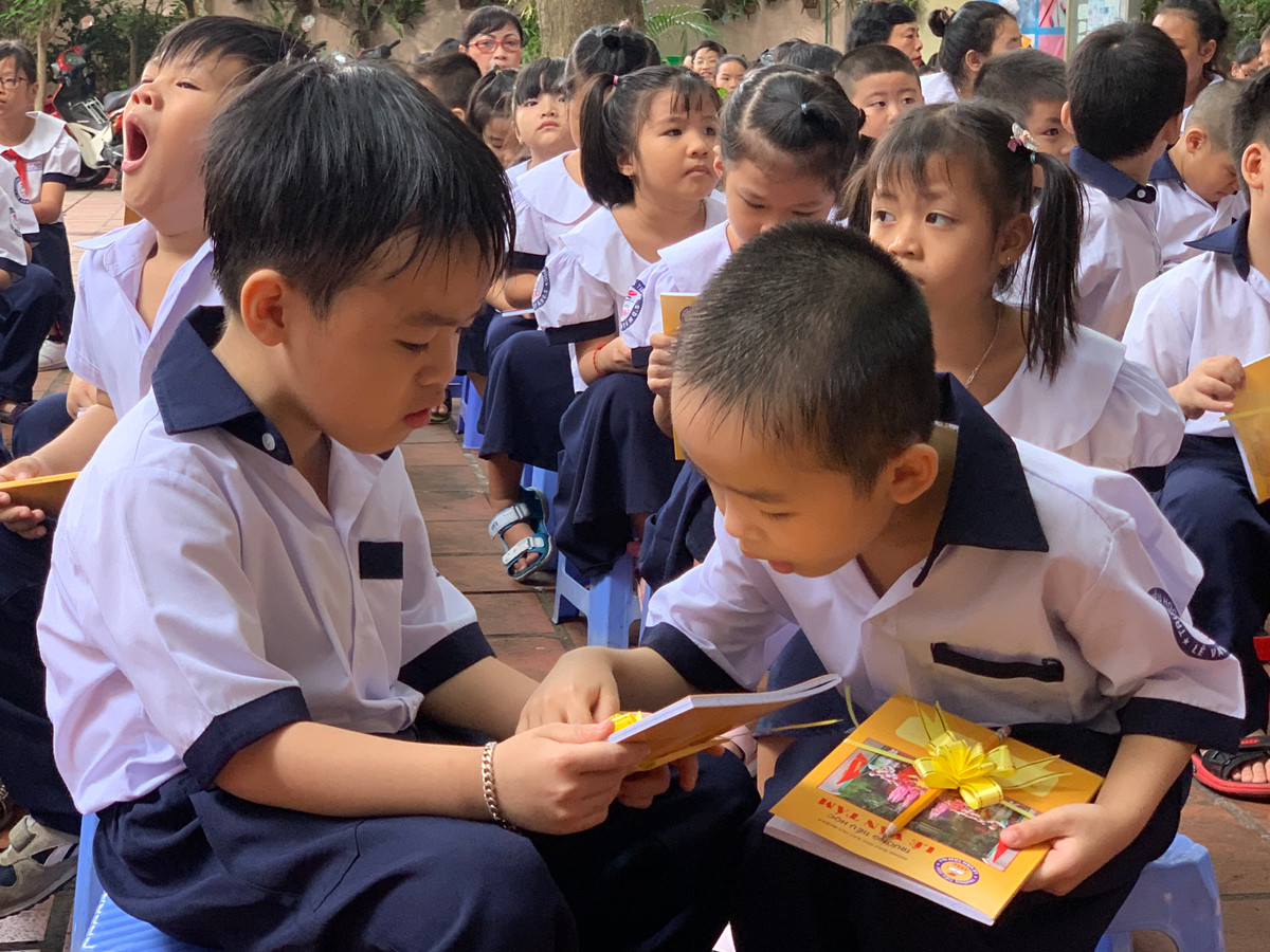 Vợ chồng chị Lê Huỳnh Anh Thư cưới nhau từ năm 2010 nhưng sau 2 năm vẫn chưa có được con nên đến phòng khám tư để chữa và may mắn mang thai. Khi thai kỳ bước vào tháng thứ 4, chị Thư lần lượt đi siêu âm và các bác sĩ phát hiện chị có đến 5 thai nhi trong bụng nên khuyên bỏ bớt 1 phôi thai vì mang đa thai có nhiều nguy cơ ảnh hưởng đến sức khoẻ. Tuy nhiên sau nhiều đêm suy nghĩ, vợ chồng chị Thư quyết định giữ lại vì “tất cả đều là giọt máu của mình”. Tối 17/3/2013, chị Thư chuyển dạ và được đưa vào bệnh viện Từ Dũ. Tại đây, các bác sĩ mổ cho sản phụ và lần lượt đưa ra 3 bé trai (mỗi bé nặng 1,5kg) và 2 bé gái (mỗi bé nặng 1,3kg). Theo Ban giám đốc bệnh viện Từ Dũ thì đây là ca sinh 5 đầu tiên và duy nhất ở Việt Nam cho đến thời điểm này. Chị Thư cho biết thêm, các con của chị mỗi đứa một tính nết khác nhau nhưng chỉ cần một đứa đi đâu thì 4 đứa còn lại sẽ khóc suốt, chờ khi bé kia trở về mới thôi.