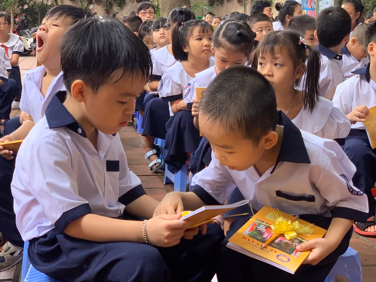 Vợ chồng chị Lê Huỳnh Anh Thư cưới nhau từ năm 2010 nhưng sau 2 năm vẫn chưa có được con nên đến phòng khám tư để chữa và may mắn mang thai. Khi thai kỳ bước vào tháng thứ 4, chị Thư lần lượt đi siêu âm và các bác sĩ phát hiện chị có đến 5 thai nhi trong bụng nên khuyên bỏ bớt 1 phôi thai vì mang đa thai có nhiều nguy cơ ảnh hưởng đến sức khoẻ. Tuy nhiên sau nhiều đêm suy nghĩ, vợ chồng chị Thư quyết định giữ lại vì “tất cả đều là giọt máu của mình”. Tối 17/3/2013, chị Thư chuyển dạ và được đưa vào bệnh viện Từ Dũ. Tại đây, các bác sĩ mổ cho sản phụ và lần lượt đưa ra 3 bé trai (mỗi bé nặng 1,5kg) và 2 bé gái (mỗi bé nặng 1,3kg). Theo Ban giám đốc bệnh viện Từ Dũ thì đây là ca sinh 5 đầu tiên và duy nhất ở Việt Nam cho đến thời điểm này. Chị Thư cho biết thêm, các con của chị mỗi đứa một tính nết khác nhau nhưng chỉ cần một đứa đi đâu thì 4 đứa còn lại sẽ khóc suốt, chờ khi bé kia trở về mới thôi.