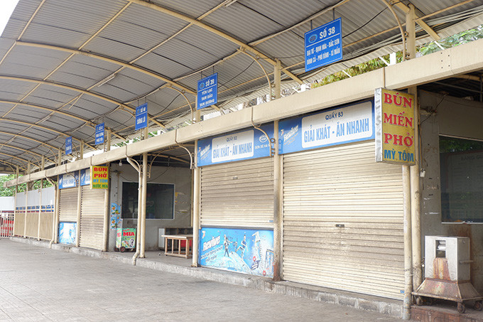 Những hàng quán bên trong bến xe đã đóng cửa hoàn toàn.