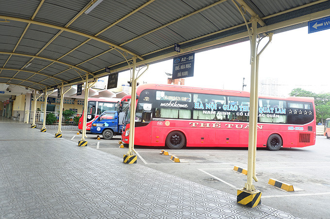 Tại đường vào bến xe, không có người ra bến. &gt;&gt;&gt; Xem thêm video: TP HCM: Dừng xe khách liên tỉnh để chống dịch. VTC 1.