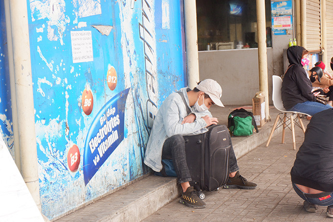 Một đại diện nhà xe tuyến Thanh Thủy (Phú Thọ) – Mỹ Đình (Hà Nội) cho biết: “Sau khi nhận được chỉ đạo của ban quản lý bến xe, nhà xe chúng tôi đã giảm từ 9 chuyến xuống còn 1 chuyến 1 ngày.