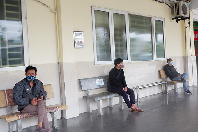 Nhiều người phải chờ rất lâu cả tiếng đồng hồ có khi vài giờ đồng hồ mới xe để về quê.