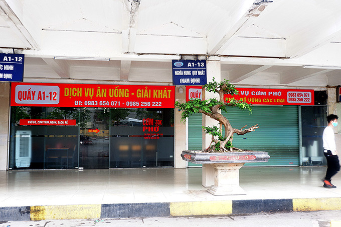 Những quầy hàng dịch vụ ăn uống - nước giải khát đóng cửa kín mít.