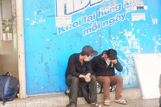 Các vị khách ngán ngẩm chờ xe.