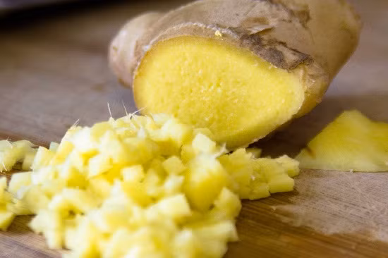 Trong gừng có chứa tinh dầu và chất cay. Đây đều là những chất có tác dụng ức chế sự ra mồ hôi, từ đó làm nách luôn khô thoáng. (Nguồn Toinayangi)