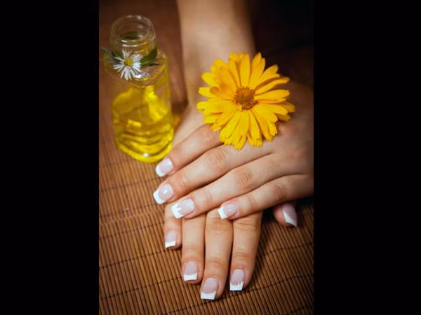 Mayonnaise chứa chất béo giúp tăng cường và nuôi dưỡng các lớp biểu bì trên móng tay. Bôi một lớp mayonaaise lên móng tay và rửa nó sau 2 phút. Đây là một trong những ưu điểm hàng đầu của mayonnaise. Nguồn ảnh: Boldsky.