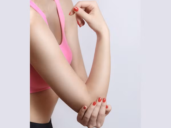 Mayonnaise giúp làm mềm đáng kể vùng da bị thô ráp ở phần khuỷu tay, đầu gối. Bạn áp dụng mặt nạ mayonnaise vào các vị trí da nói trên, để khoảng 15-20 phút sau đó rửa sạch bằng nước ấm. Các chất béo và dầu dừa có trong mayonnaise sẽ làm mềm các vùng da này.