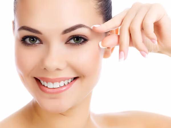 Bạn có thể tẩy các tế bào chết bằng cách đắp mặt nạ và mát xa da bằng mayonnaise.