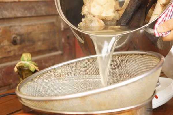 Dùng nước xương nấu cháo cho con. Nhiều mẹ có suy nghĩ nước xương vô cùng chất và nhiều canxi nên sẽ giúp bé cứng cáp hơn. Tuy nhiên, tủy sống trong xương chứa rất nhiều chất béo động vật rất khó tiêu, khi bé ăn sẽ bám lại ở thành ruột và dạ dày, gây đầy bụng, nhanh no, mau chán ăn... Nếu ăn nhiều có thể dẫn đến rối loạn tiêu hóa, phân sống... Ảnh: Daycon.