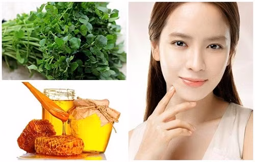 Cải xoong, mật ong. Dùng 20g cải xoong rửa sạch giã nhuyễn trộn cùng 1 thìa cà phê mật ong. Dùng bông thấm nước này chấm lên vùng da tàn nhang nám mỗi ngày hai lần, chờ khô và rửa sạch. Thực hiện trong vòng 1 tháng sẽ được kết quả tốt nhất. Ảnh: Adiva.