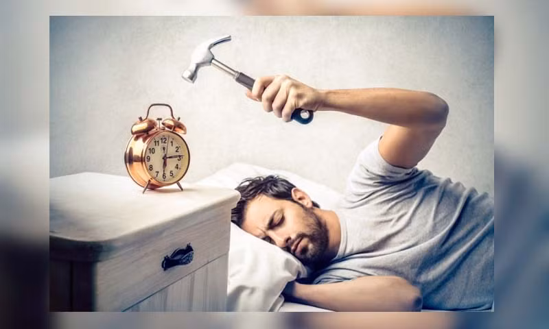 Thay đổi giấc ngủ. Hầu hết yếu tố này xảy ra ở tất cả mọi người. Nghỉ lễ là cơ hội để bạn nướng trên giường hoặc thức quá khuya. Bạn nghĩ rằng sẽ ngủ bù vào ngày hôm sau nhưng điều đó làm đồng hồ sinh học bị đảo lộn. Ảnh: PakistanTribe.