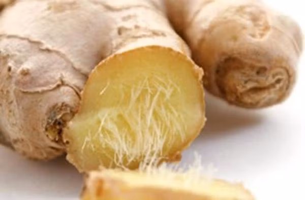 Gừng. Gừng có đặc tính kháng viêm do vậy nó rất tốt để trị ho khan, ho có đờm, ho do thời tiết hiệu quả. Chỉ cần dùng một củ gừng rửa sạch và nướng nguyên vỏ cho đến khi gừng cháy sém. Sau đó lột vỏ gừng, giã nhuyễn cho thêm mật ông để uống và bã dùng để ngậm sẽ dịu cơn ho. Ảnh: Remedies Today. (Thông tin trong bài chỉ mang tính chất tham khảo, trước khi sử dụng bài thuốc, vui lòng hỏi ý kiến bác sĩ).