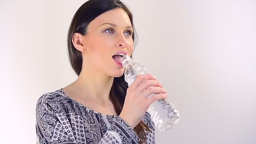 Bạn cũng nên nhớ uống đủ lượng nước mỗi ngày, từ 2 lít - 2,5 lít. Những người lao động nặng nhọc, vận động viên cần uống nhiều hơn vì những người này đổ mồ hôi nhiều, mất nước nhiều hơn. (Nguồn Picdn)