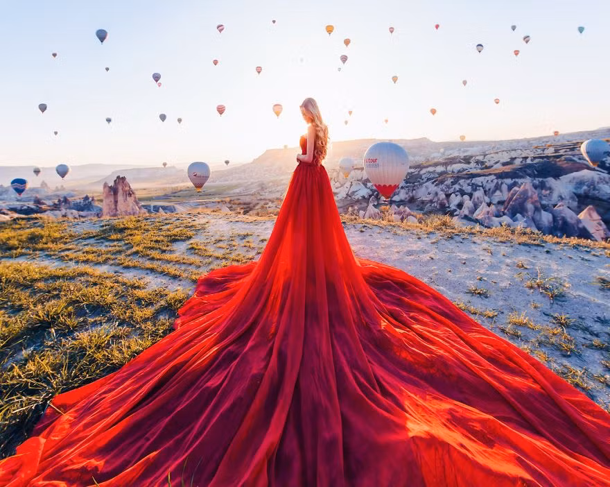 Trong bức này người mẫu lộng lẫy, quý phái nổi bật giữa khung cảnh thiên nhiên nhờ chiếc váy oan đỏ dài thướt tha.