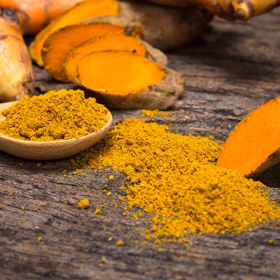 Ngoài ra, bạn có thể sử dụng hỗ hợp gồm bột nghệ và sữa tươi. Bạn chỉ cần thoa hỗn hợp này lên nách trong 30 phút rồi rửa lại bằng nước sạch. (Nguồn Nowfoods)