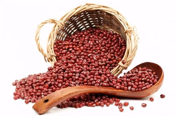 Công dụng tuyệt vời nhất của đậu đỏ đó là giúp hỗ trợ ngăn ngừa các bệnh về tim mạch. Sở dĩ vậy bởi đậu đỏ chứa một lượng protein phong phú rất có lợi cho tim. Protein làm hạ thấp mức cholesterol xấu LDL và làm gia tăng lượng cholesterol tốt HDL.