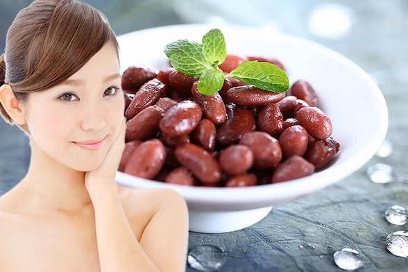 Trong việc làm đẹp, đậu đỏ là một nguyên liệu tự nhiên rất tốt cho làn da. Không chỉ tẩy sạch tế bào da chết, đậu đỏ còn làm giảm tình trạng viêm nhiễm và hạn chế các vết sưng tấy trên da do mụn gây ra.