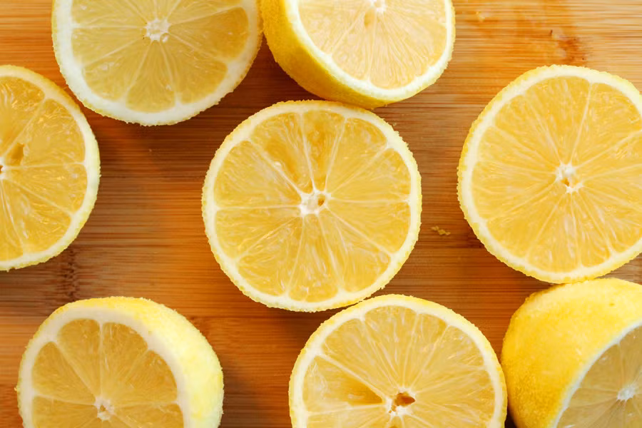 Đơn giản hơn, bạn chỉ cần dùng một quả chanh, thái đôi ra và chà lên vùng lông chân trong 15 phút rồi rửa sạch lại với nước. (Nguồn Couponclippingcook)