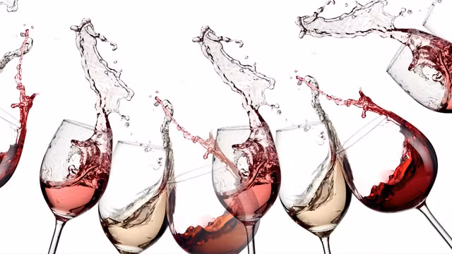 Chỉ có 10% lượng rượu được đẩy ra ngoài qua đường mồ hôi, hơi thở và nước tiểu. 90% còn lại sẽ được chuyển hóa thành các chất khác gây độc cho các tế bào cơ thể. Một người lớn khỏe mạnh, gan có thể chuyển hóa từ 7 -10g rượu, tương đương 1 vại bia hoặc 1 ly rượu, mỗi giờ. Ảnh: Wine Auction Department.